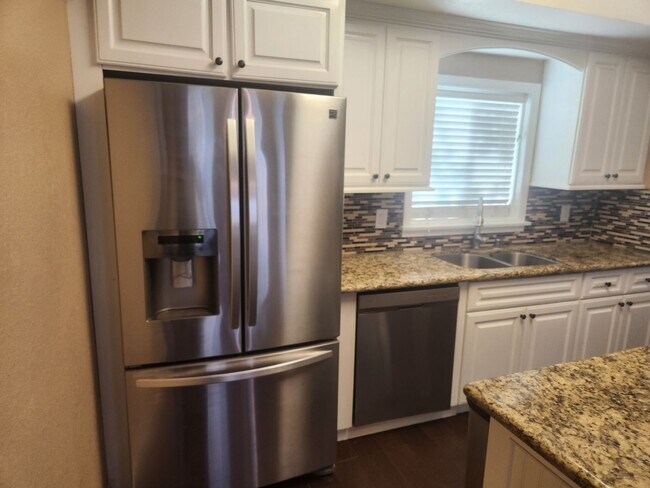 Building Photo - 3 bedrooms 2 bathrooms Downtown Riverside ...