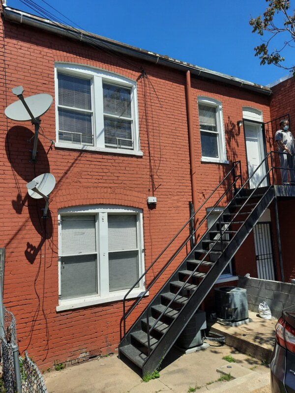 Building Photo - 530 Hobart Pl NW