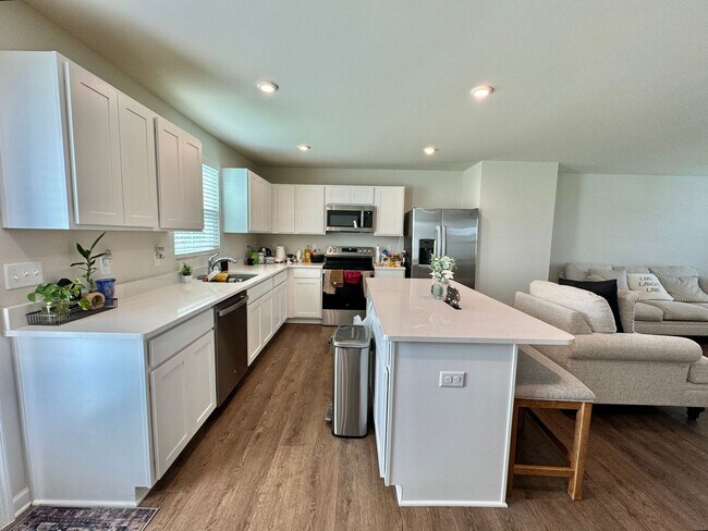 Building Photo - 4 Bedroom, 2.5 Bath Home w/ Office and 2 Car Garage