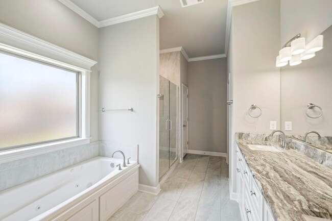 Building Photo - 9541 Oak Forest Ln