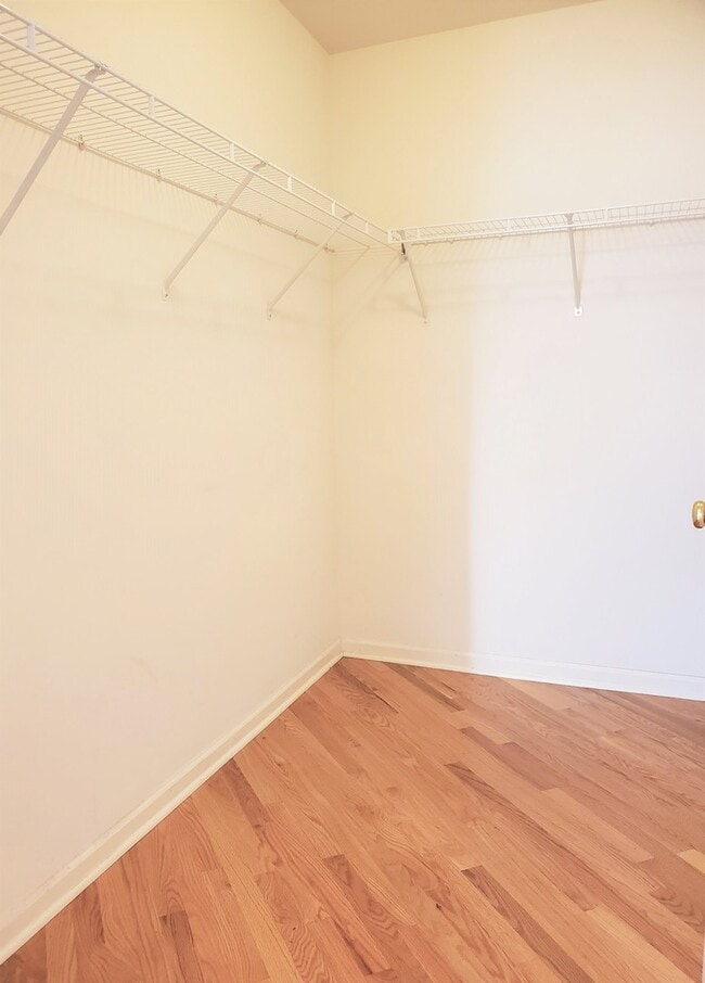 Building Photo - 1914 Crenshaw Cir