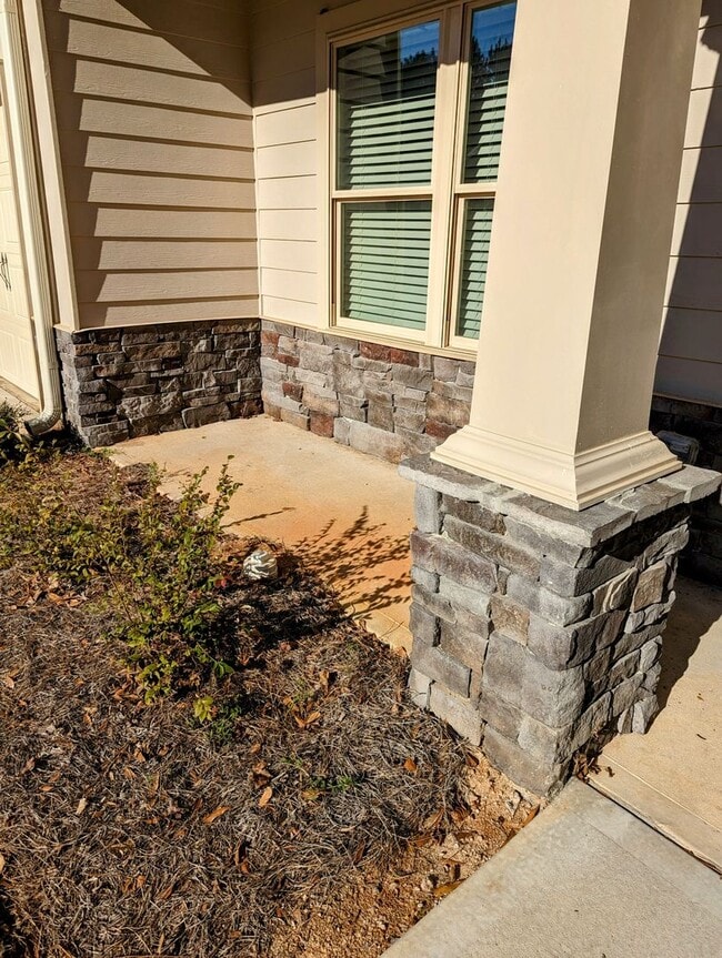 Building Photo - Beautiful 2 Bedroom 2 Bath off of Meriweather Road.