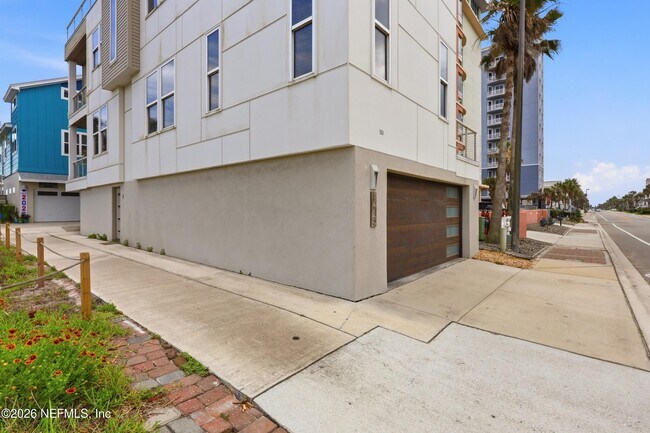 Building Photo - 115 1st St S