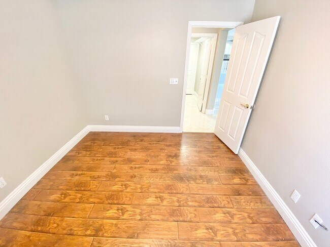 Building Photo - BEAUITFUL GATED PROPERTY 6 BEDROOMS/3 FULL...