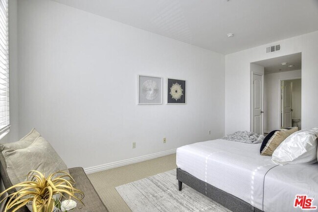 Building Photo - 601 Serrano Ave