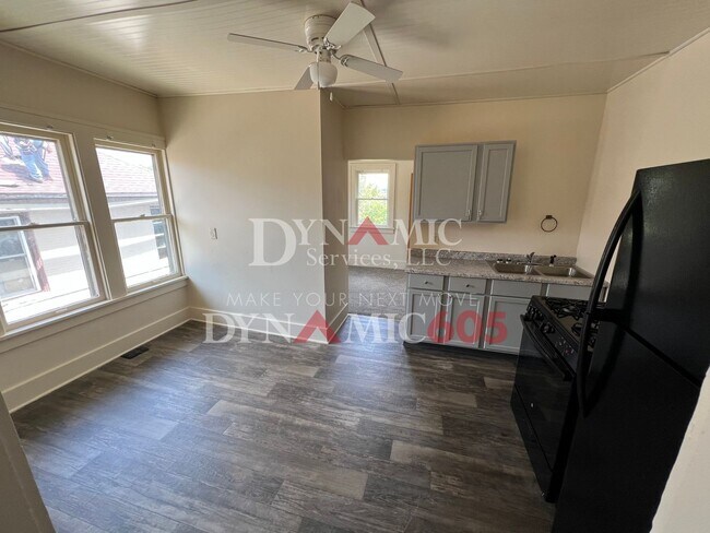 Building Photo - Upper Level 2BR/1BA in Downtown Sioux Falls