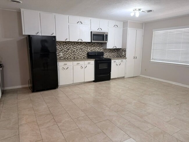 Building Photo - 2728 Encino Ave