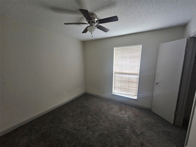 Building Photo - 3206 Pebble Lake Dr