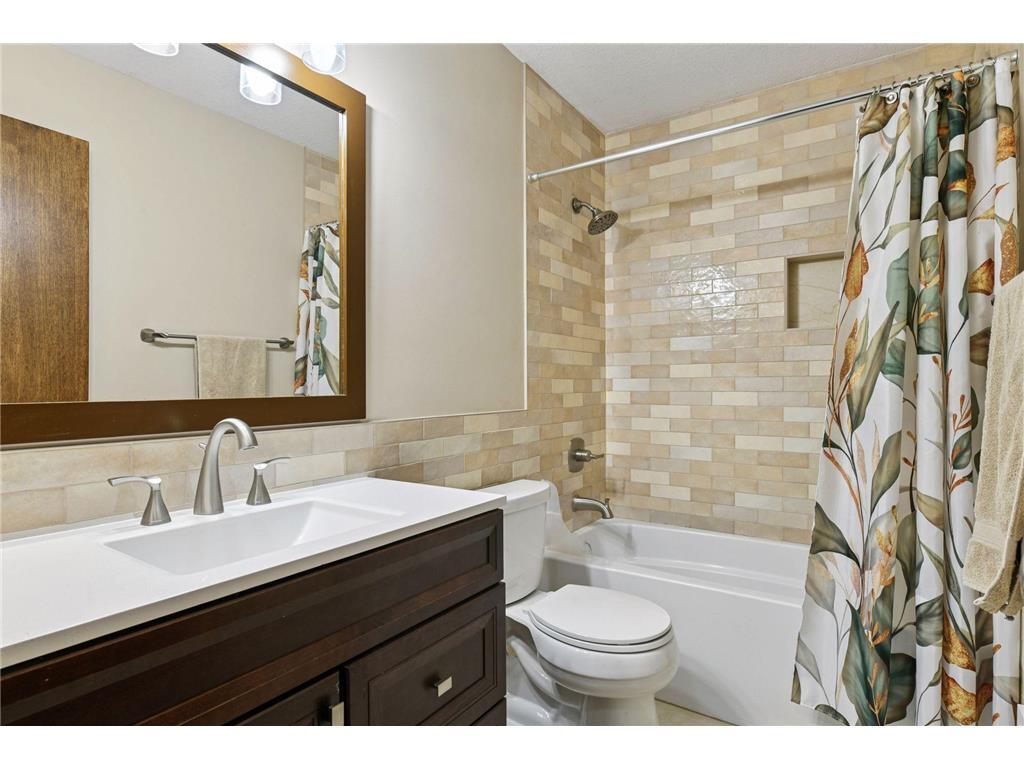 Main bath - 9933 Balmoral Ln