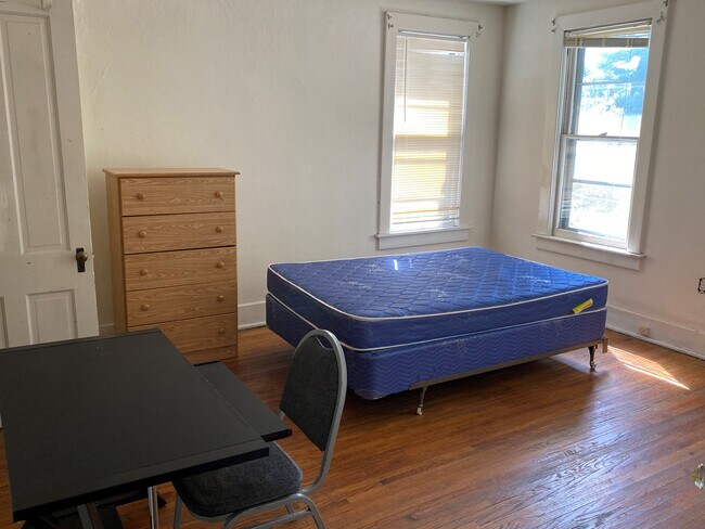 Building Photo - 604 W Elm St