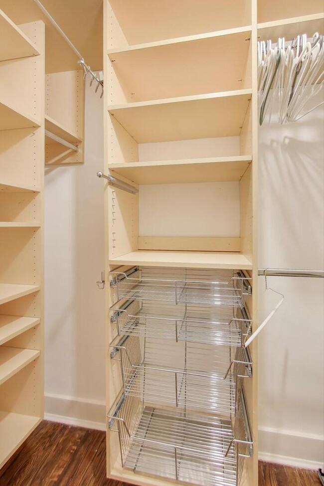 Building Photo - 3755 N Pine Grove Ave