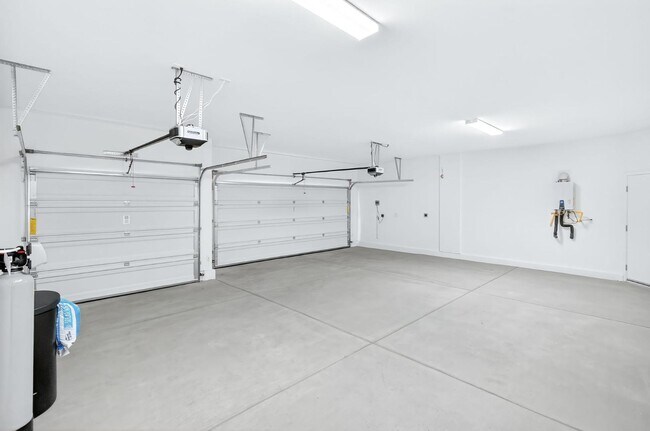 Building Photo - 1024 Saker Falcon Dr