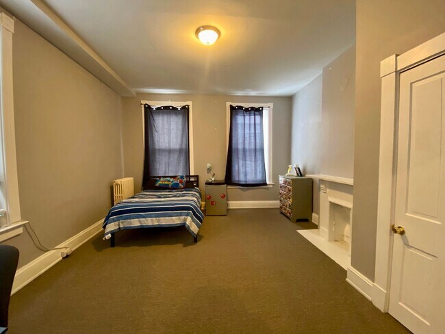 Building Photo - 7 bedroom/ 3bath Mins. from UC + Med Campu...