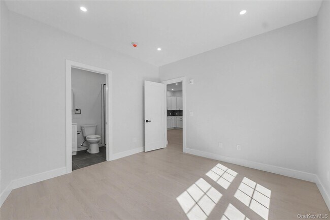 Building Photo - 10 Market St