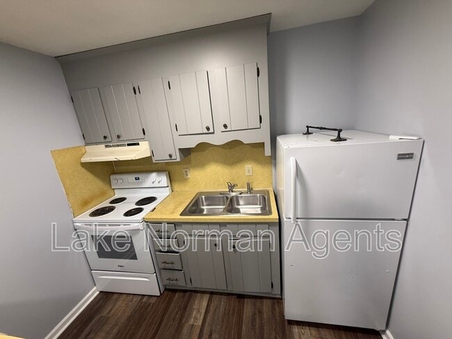 Building Photo - 435 3rd Ave Dr SE