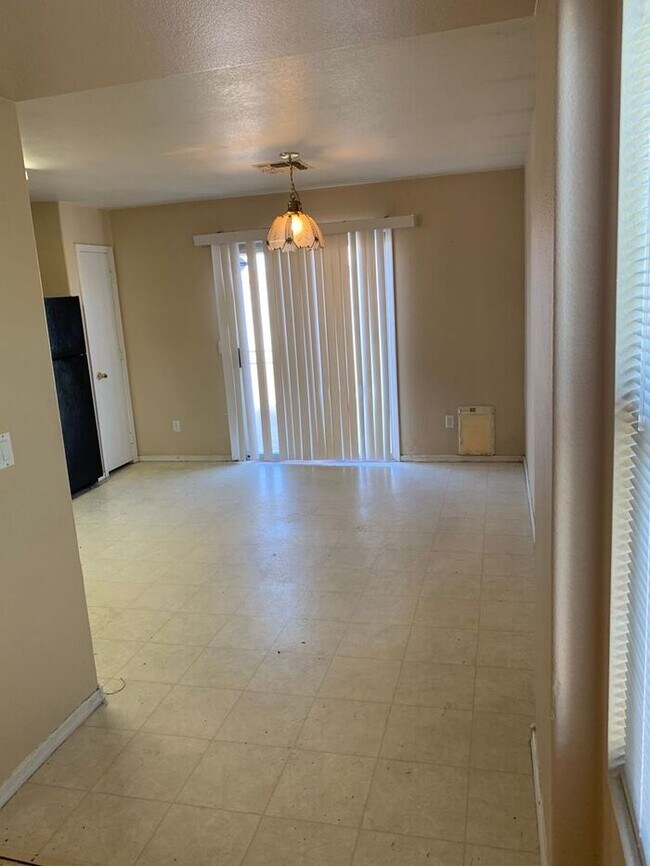 Building Photo - COMING SOON! Bright Open Floorplan in El Mirage