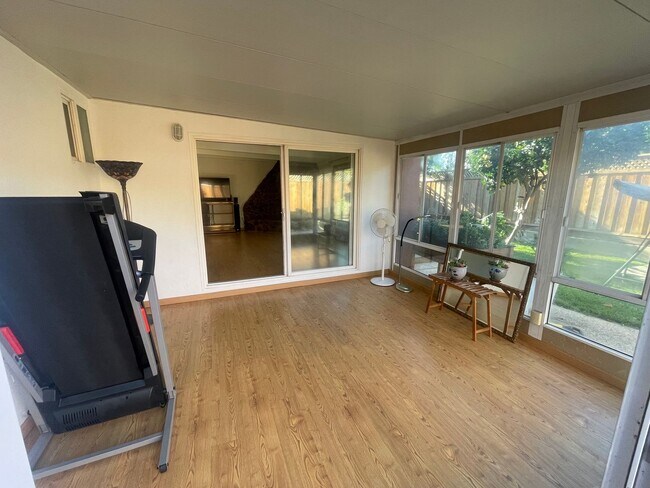 Building Photo - SAN JOSE - Beautifully Maintained 2/1 Sing...