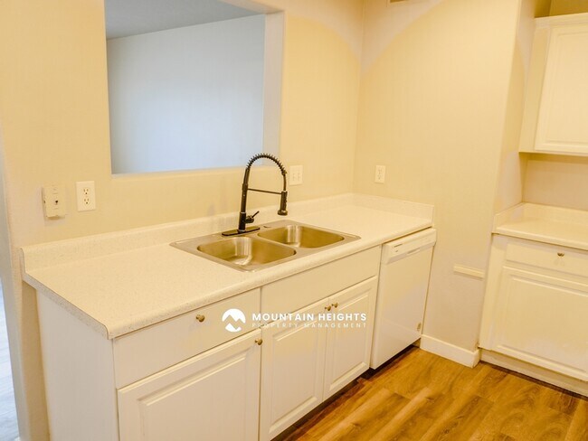 Building Photo - 26 W 7500 S