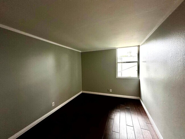 Building Photo - ***MOVE-IN SPECIAL 2 WEEKS FREE RENT***Spa...