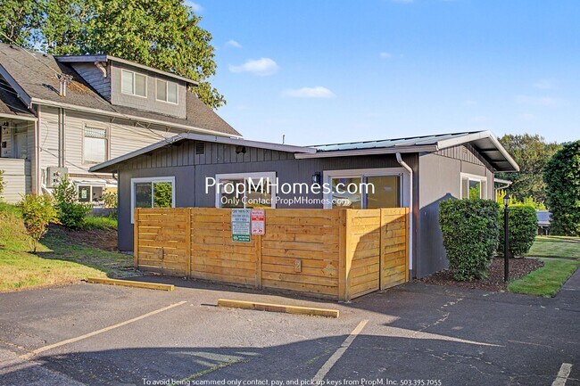 Building Photo - Updated Two Bedroom Unit in St Johns!