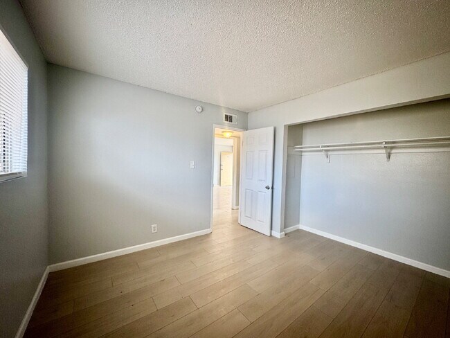 Building Photo - 922 N 1st St