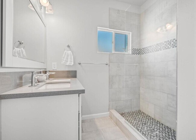 Building Photo - ***Gorgeous 5 bedroom, 3 bath Home in Imperial Beach