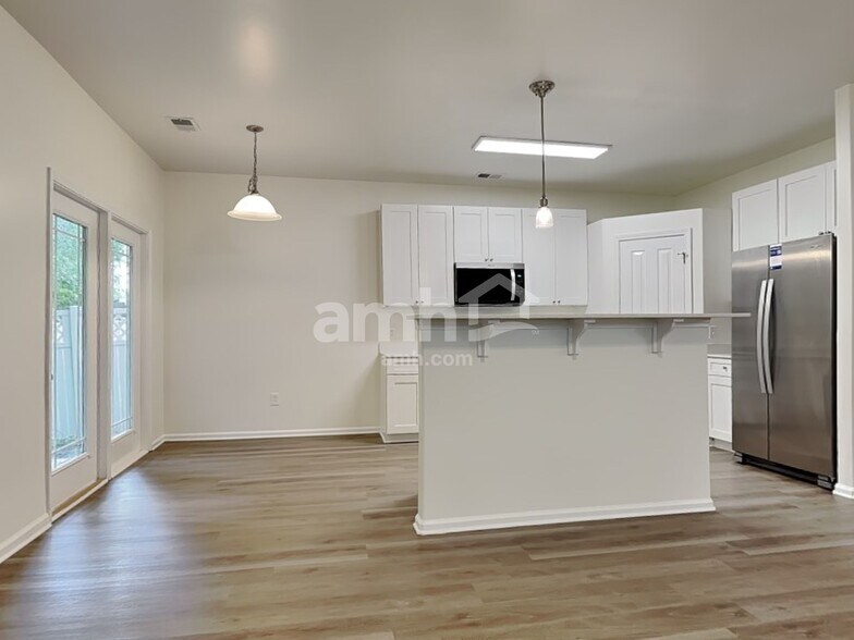 Building Photo - 220 Summer Hill Way