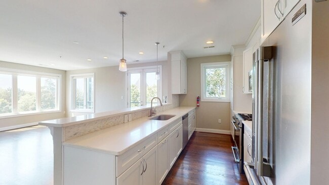 Building Photo - Stunning Three Bedroom Penthouse Condo W/T...