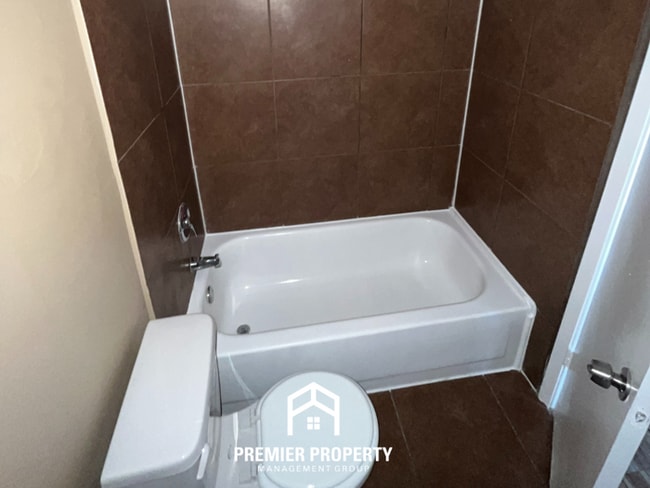 Building Photo - 3 Bedroom Home for Rent in Memphis | Formal Dining Room & Fenced Yard