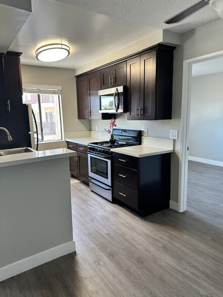 Building Photo - Chateau W6600 Apartment Homes