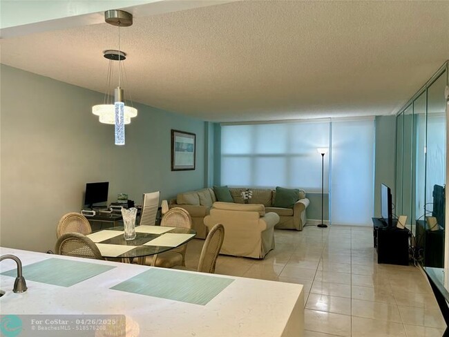 Building Photo - 3725 S Ocean Dr