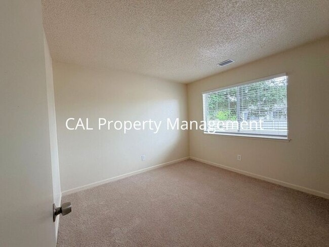 Building Photo - Condo for Rent in North Salinas!