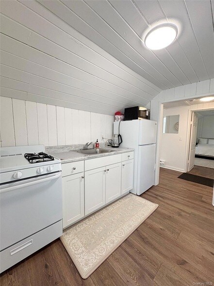 Building Photo - 134 Montauk Hwy