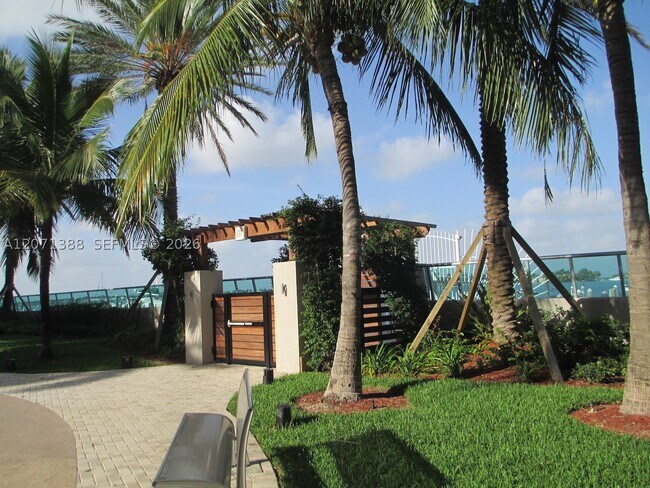 Building Photo - 1500 Bay Dr E