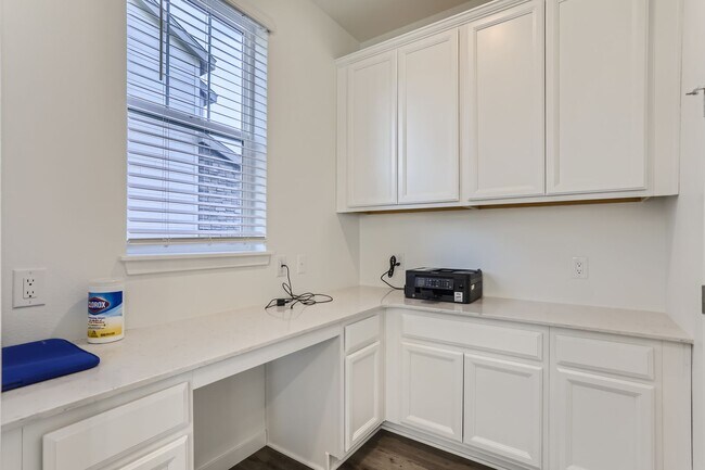 Building Photo - Stunning New Build in Aurora with Sleek Fi...
