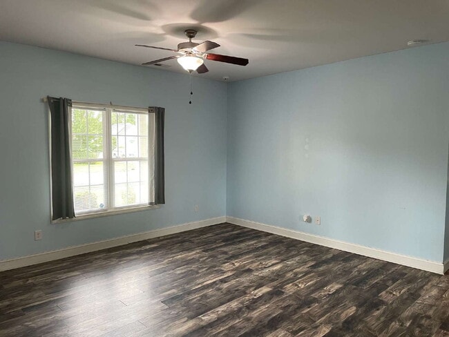 Building Photo - Pet Friendly Three Bedroom Two Full Bathro...