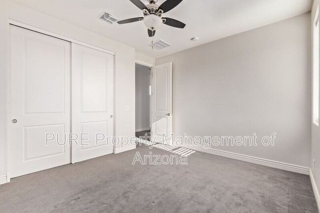 Building Photo - 2902 E Ebony Dr