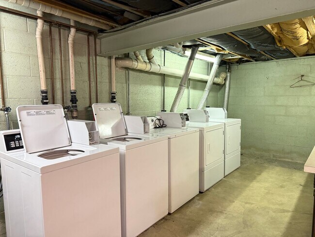 Building Photo - 3015 W Newport Rd