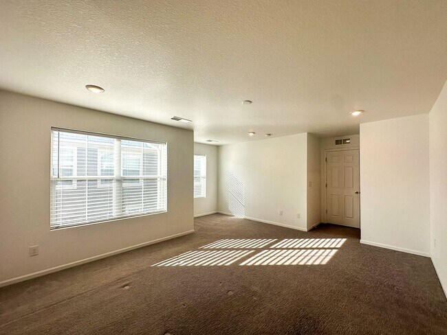 Building Photo - Senderos Creek 3bd paired home