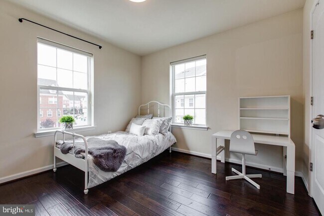 Building Photo - 7201 Thackley Way