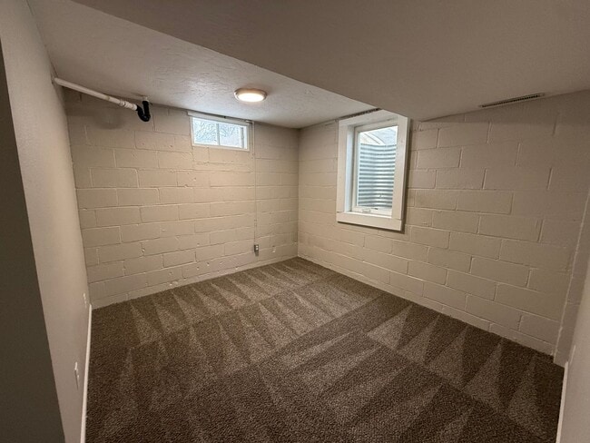 Building Photo - 3 Bedroom Home