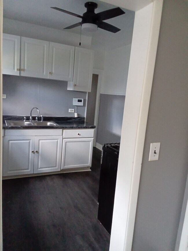 Building Photo - Spacious Lakeshore Living – 3-Bedroom Duplex with Charm & Convenience