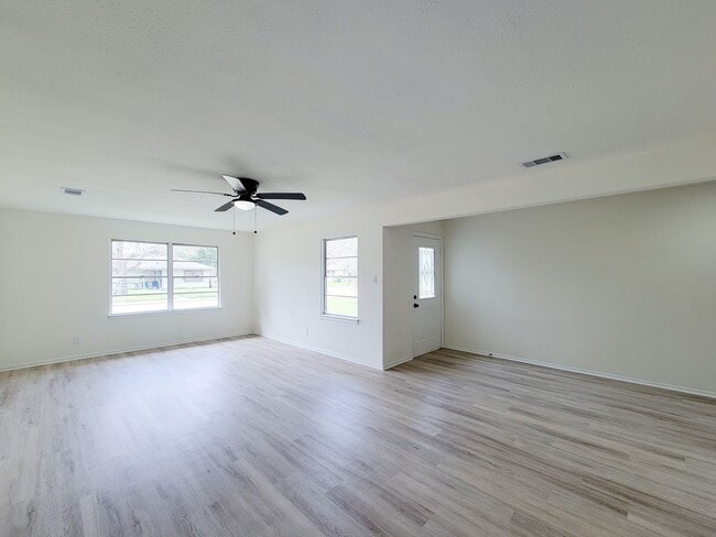 Building Photo - This beautifully remodeled 3-bedroom, 2-bathroom home in the heart of Lake Jackson, Texas, offers...