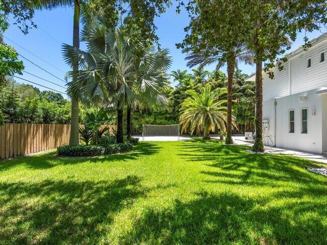 Building Photo - 3917 S Le Jeune Rd