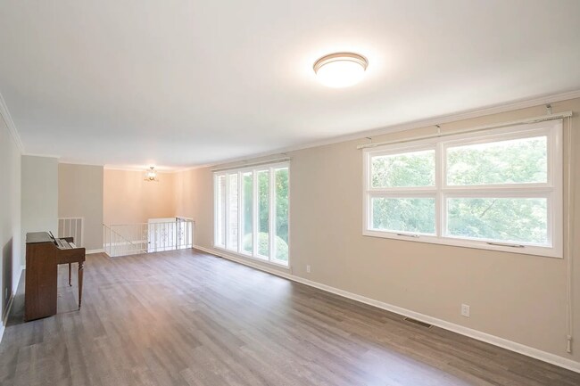 Building Photo - Brentwood Oasis: Newly Renovated 3 Bed, 2 ...