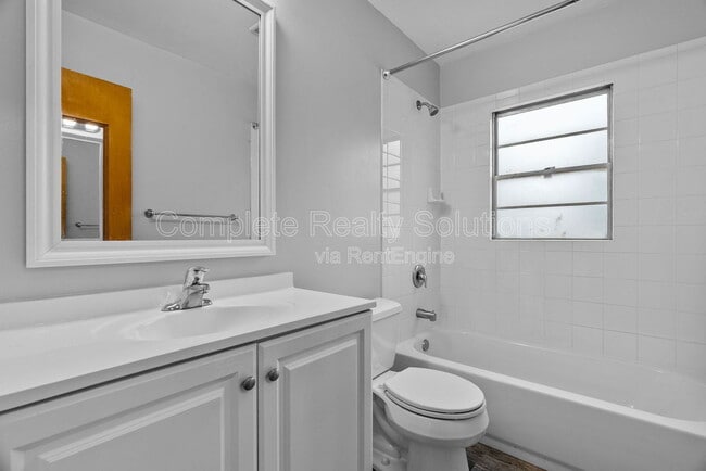 Building Photo - 9220 Leamont Dr