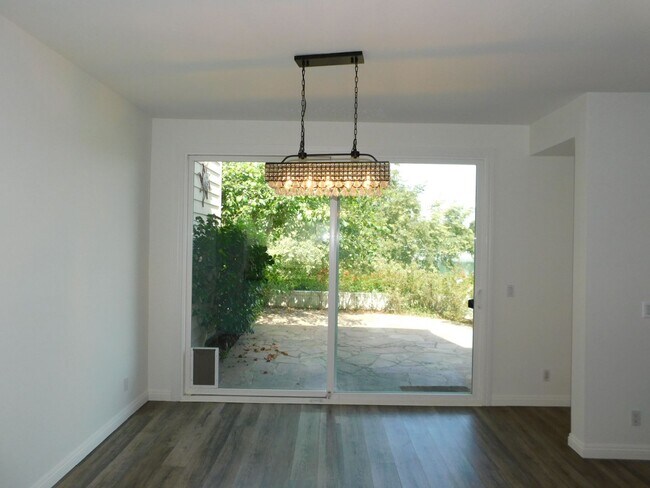 Building Photo - Gated Lake community 2 bed, 2.5 bath home.