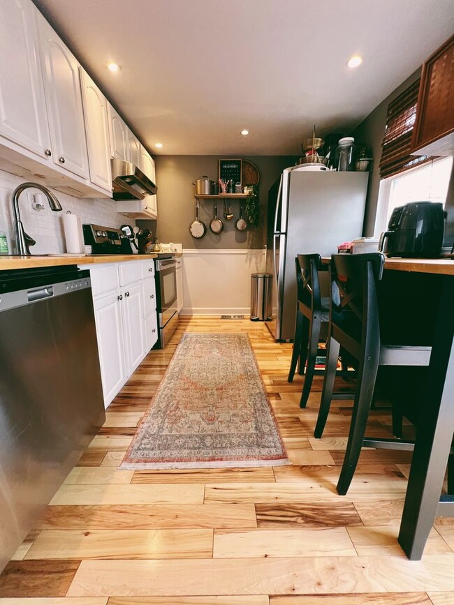 Building Photo - Gorgeous 2-Bed Townhome in Pennsport! Available on NOW!