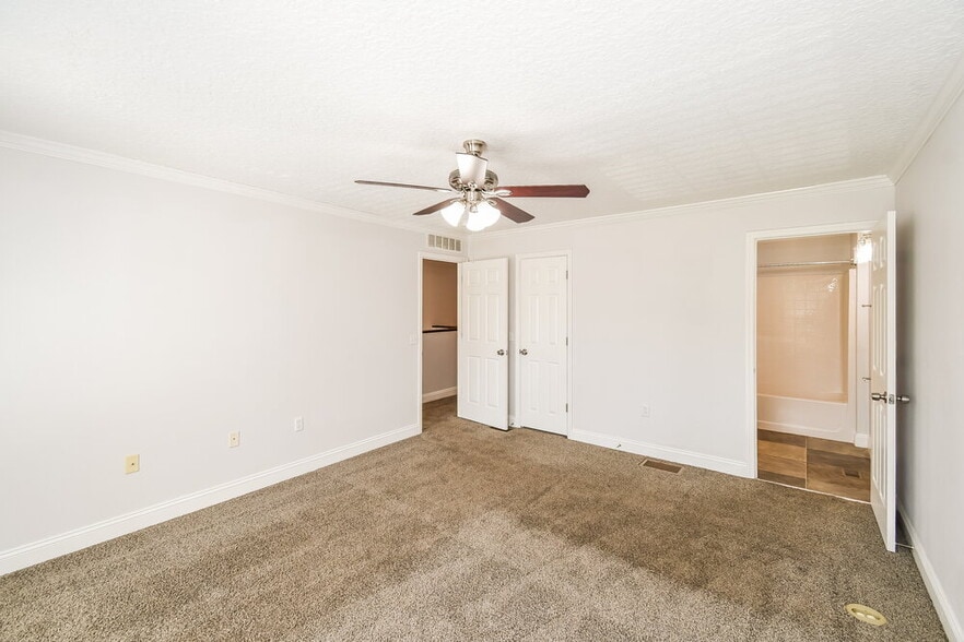 Building Photo - 11894 Lake Bend Cir