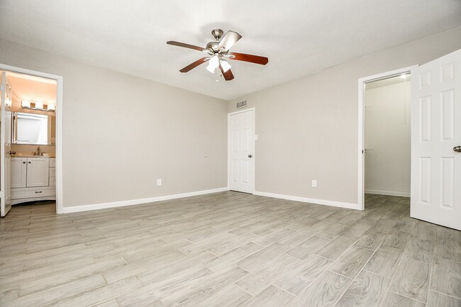 Building Photo - 14646 Dartwood Dr